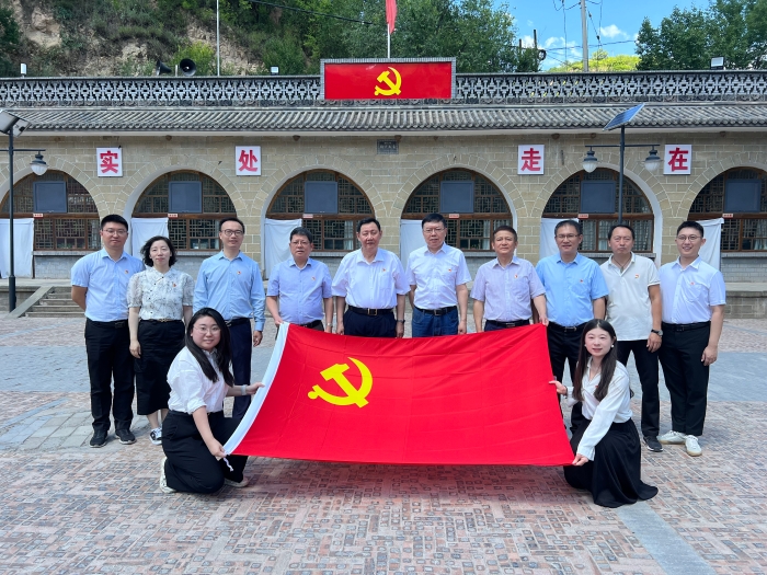 图2 梁家河学习 图2 梁家河学习