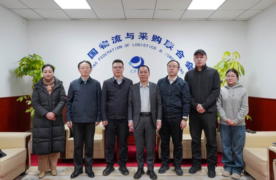 一群人站在一起合影 AI 生成的内容可能不正确。